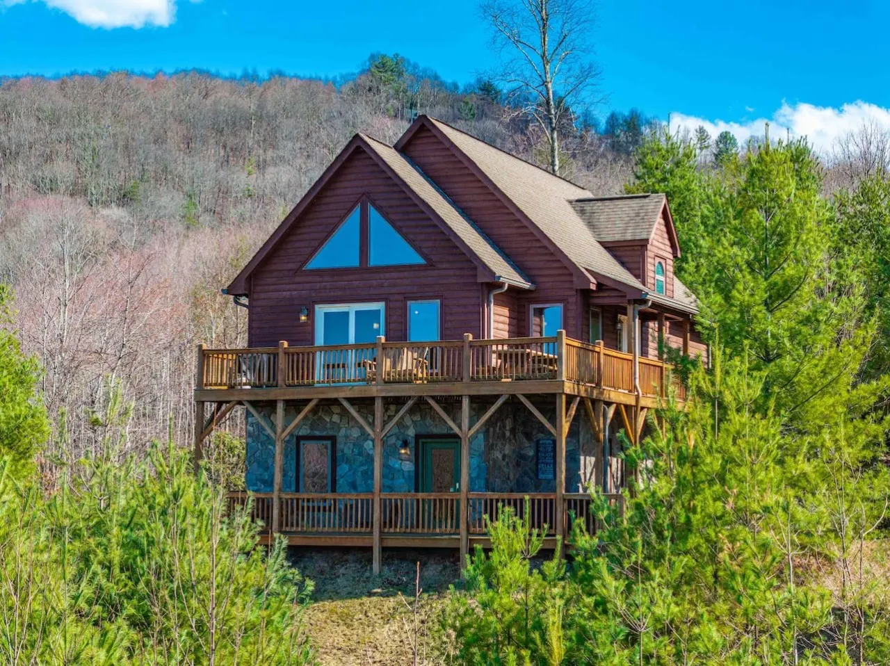 15 Min to Boone | Hot Tub, Shuffleboard, Mtn Views