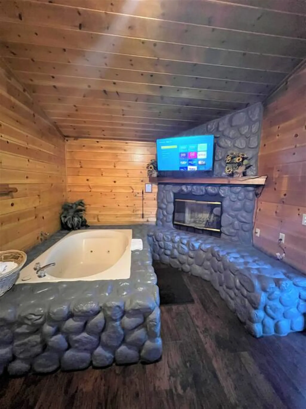 Tranquil 2 Bd Getaway w/ Hot Tub - Bear Manor #12 3
