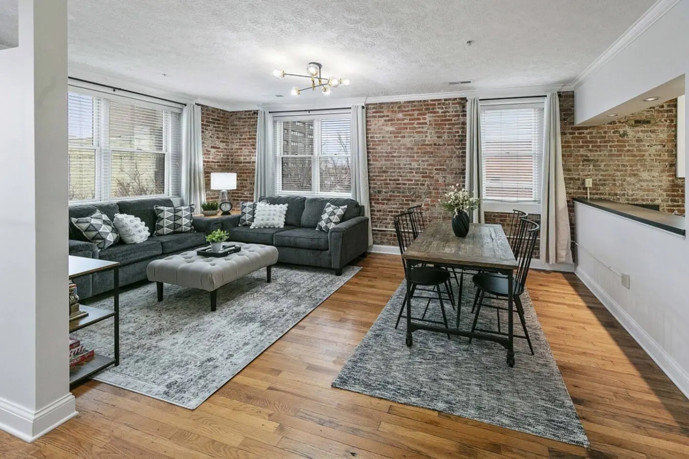 Bricks Over Broadway 30 min Smokies Downtown Loft