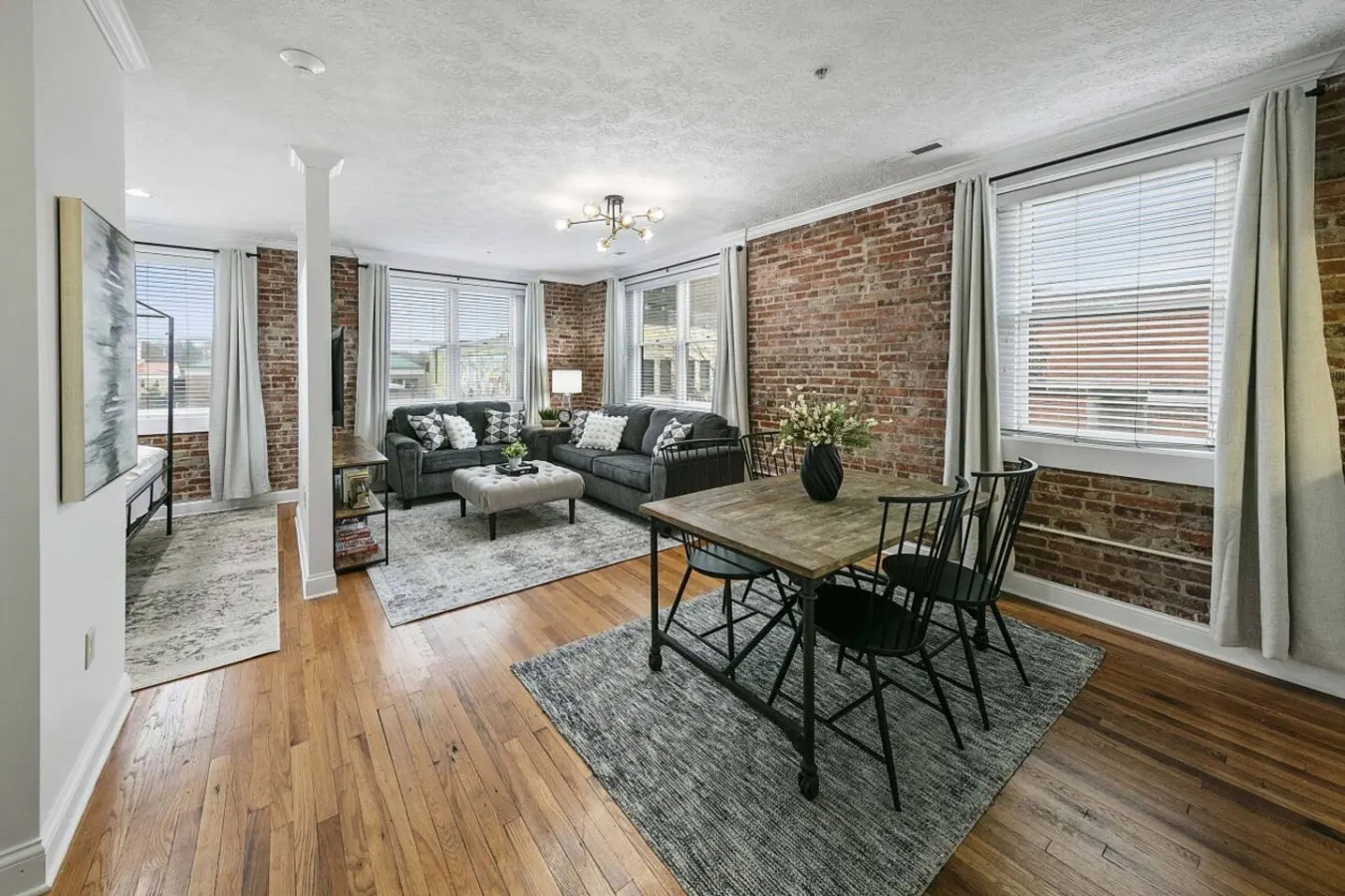Bricks Over Broadway 30 min Smokies Downtown Loft — photo 2