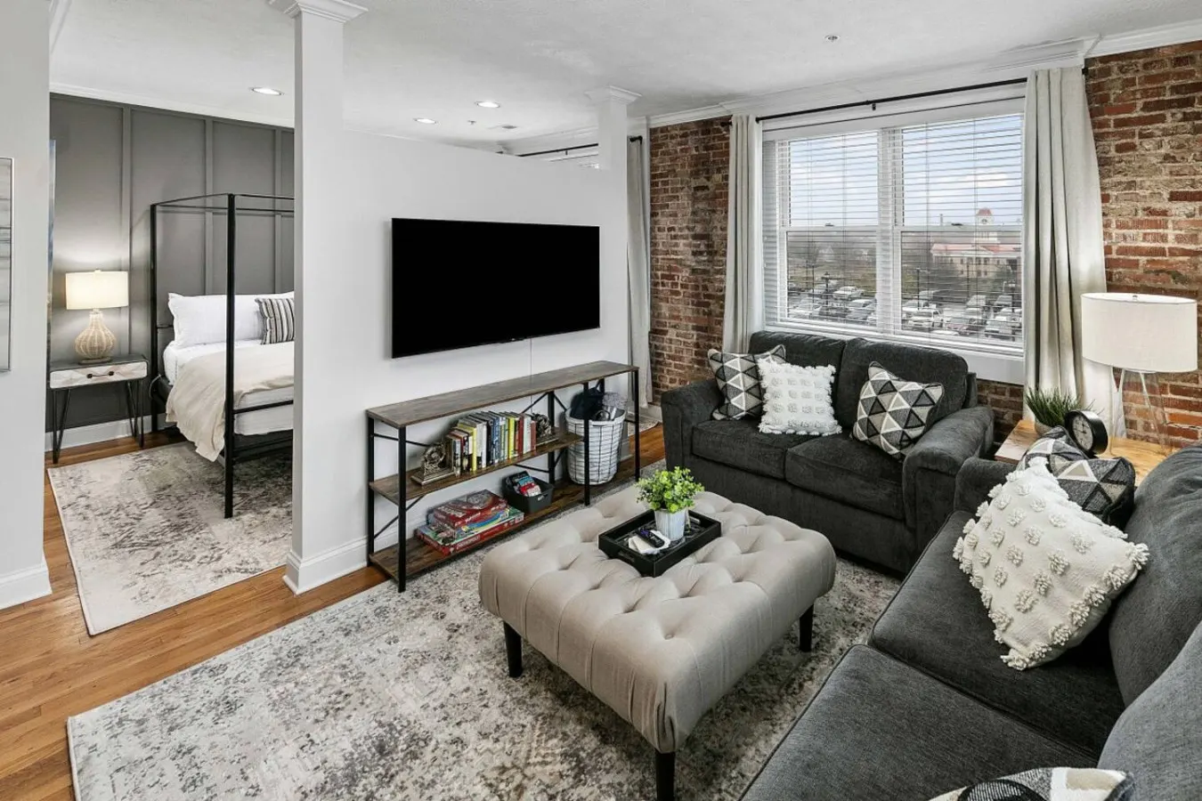 Bricks Over Broadway 30 min Smokies Downtown Loft 13