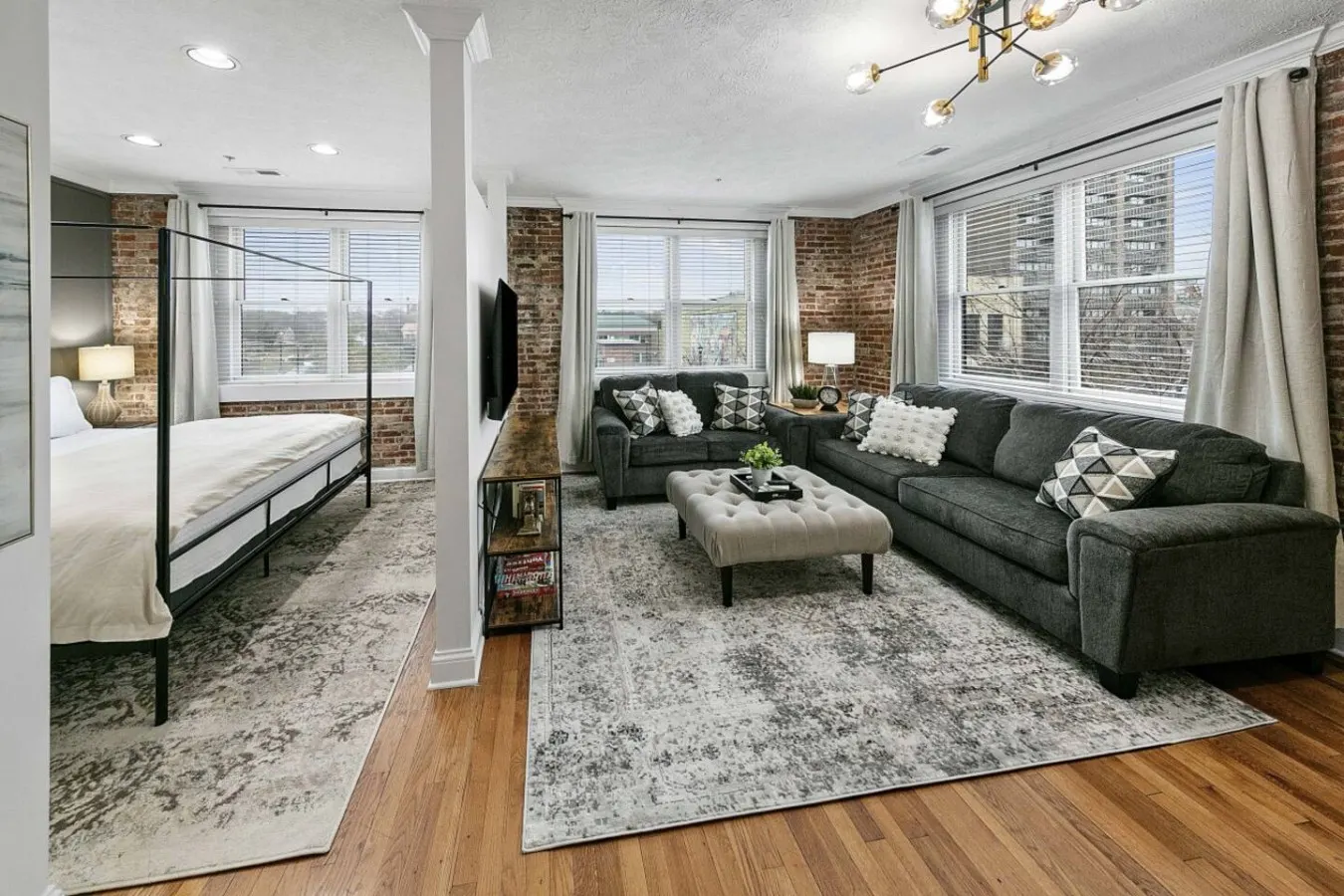 Bricks Over Broadway 30 min Smokies Downtown Loft — photo 4