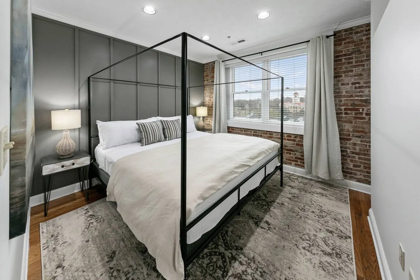Bricks Over Broadway 30 min Smokies Downtown Loft — photo 5
