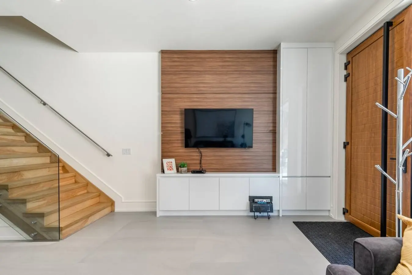 Bright Modern 3BR Executive Comfort Design 9
