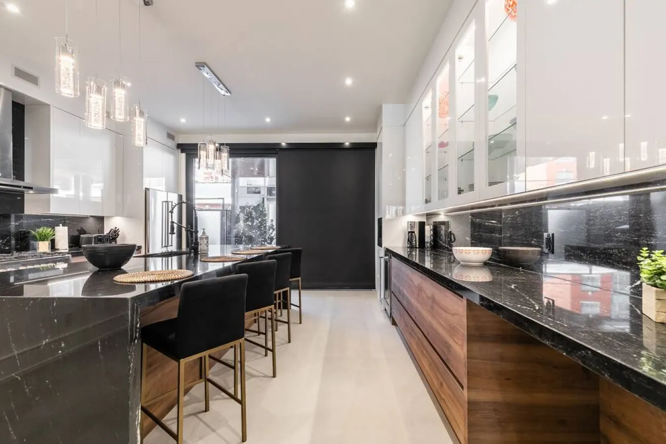Bright Modern 3BR Executive Comfort Design 12