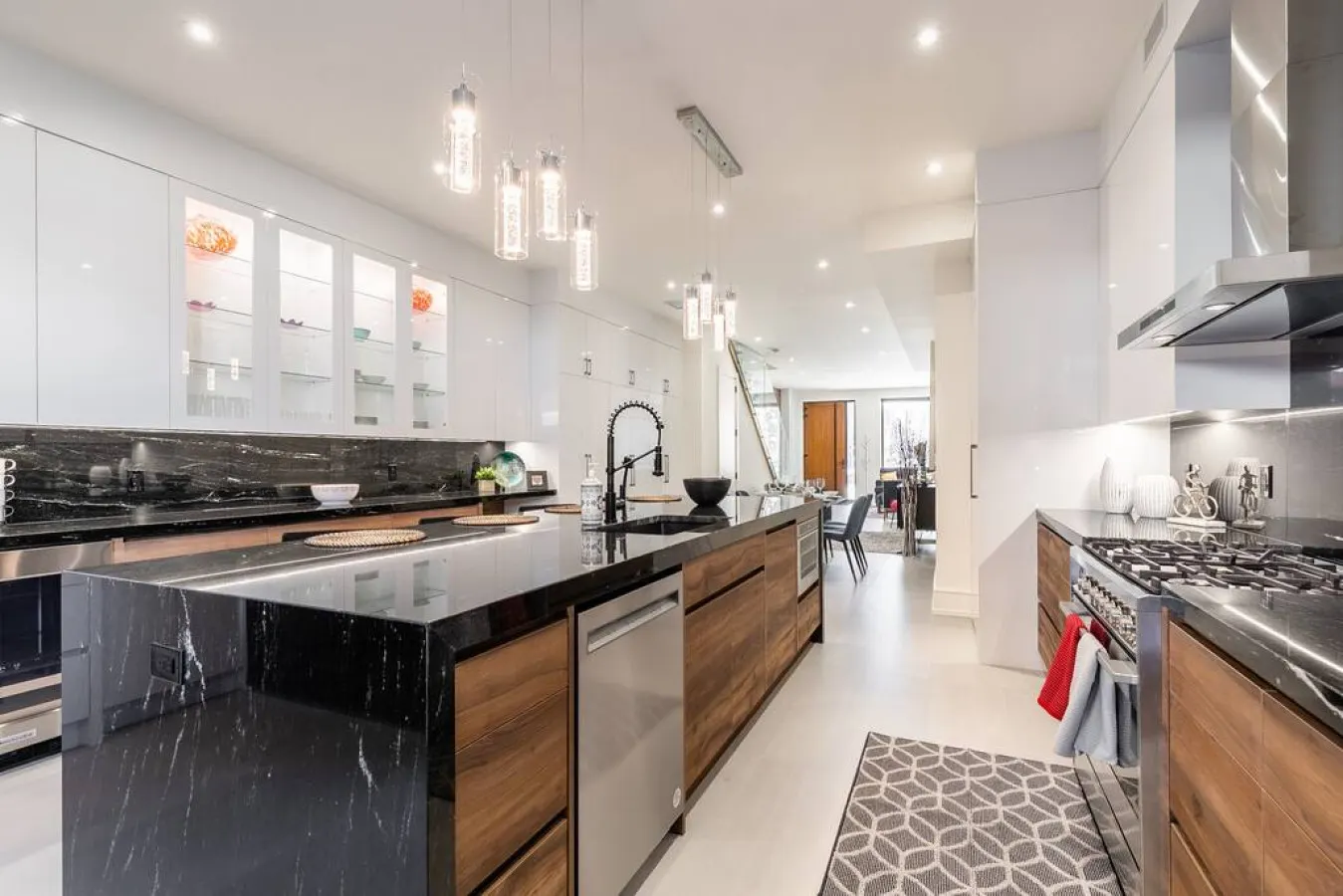 Bright Modern 3BR Executive Comfort Design 14