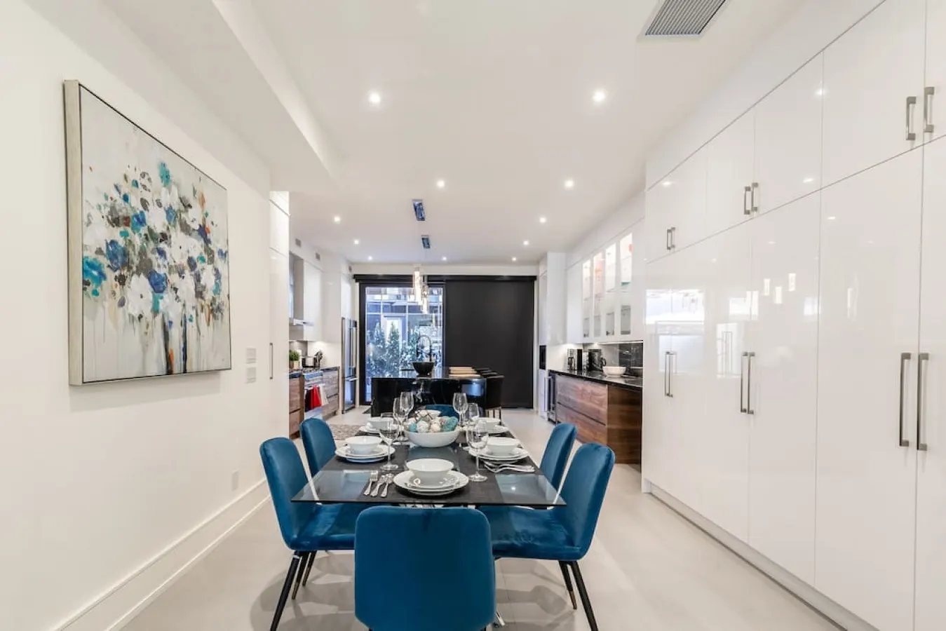 Bright Modern 3BR Executive Comfort Design 17
