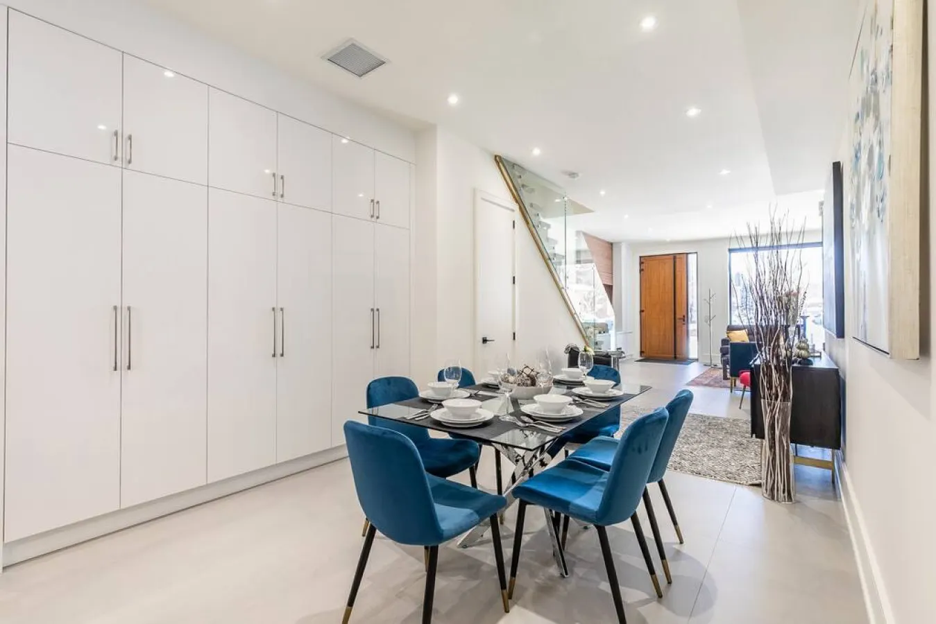 Bright Modern 3BR Executive Comfort Design 18