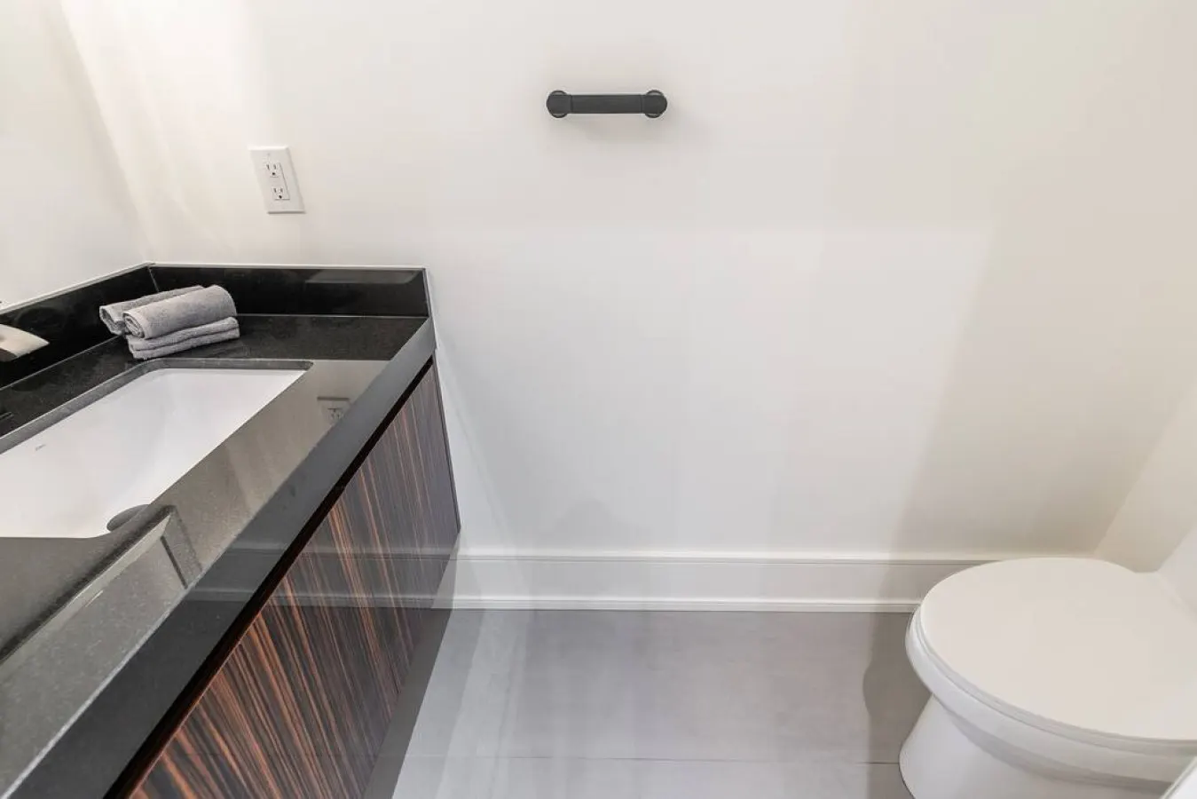 Bright Modern 3BR Executive Comfort Design 19