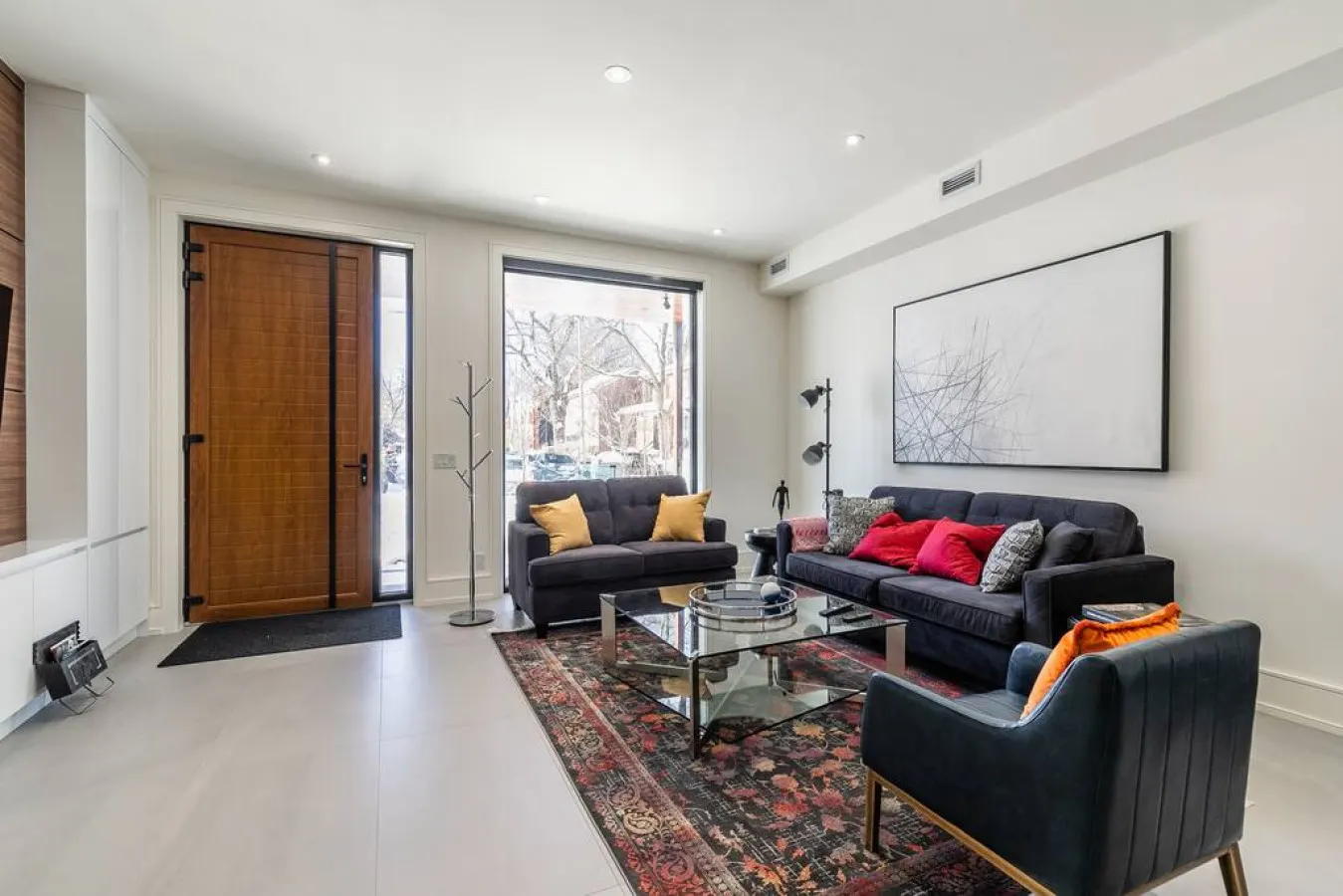 Bright Modern 3BR Executive Comfort Design 6