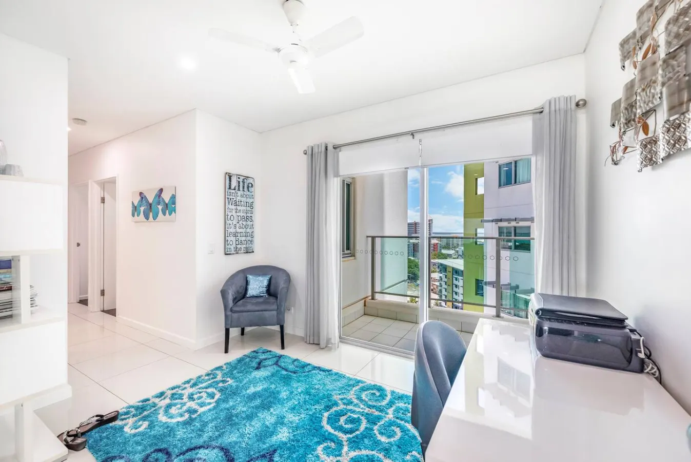 Zen Sapphire Shore: Balcony - Pool - Work Desk 13