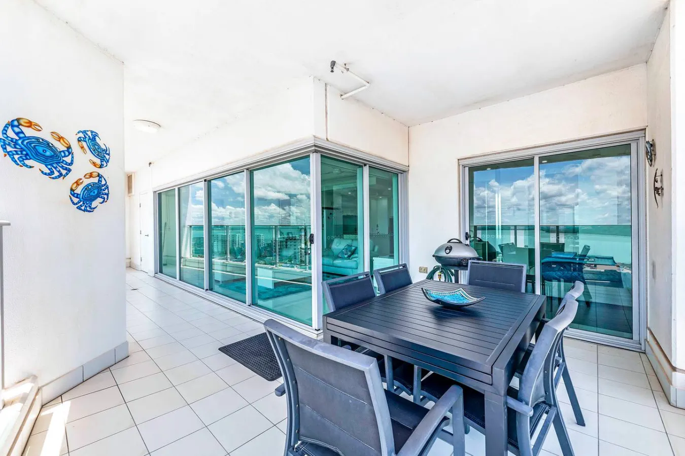 Zen Sapphire Shore: Balcony - Pool - Work Desk 6