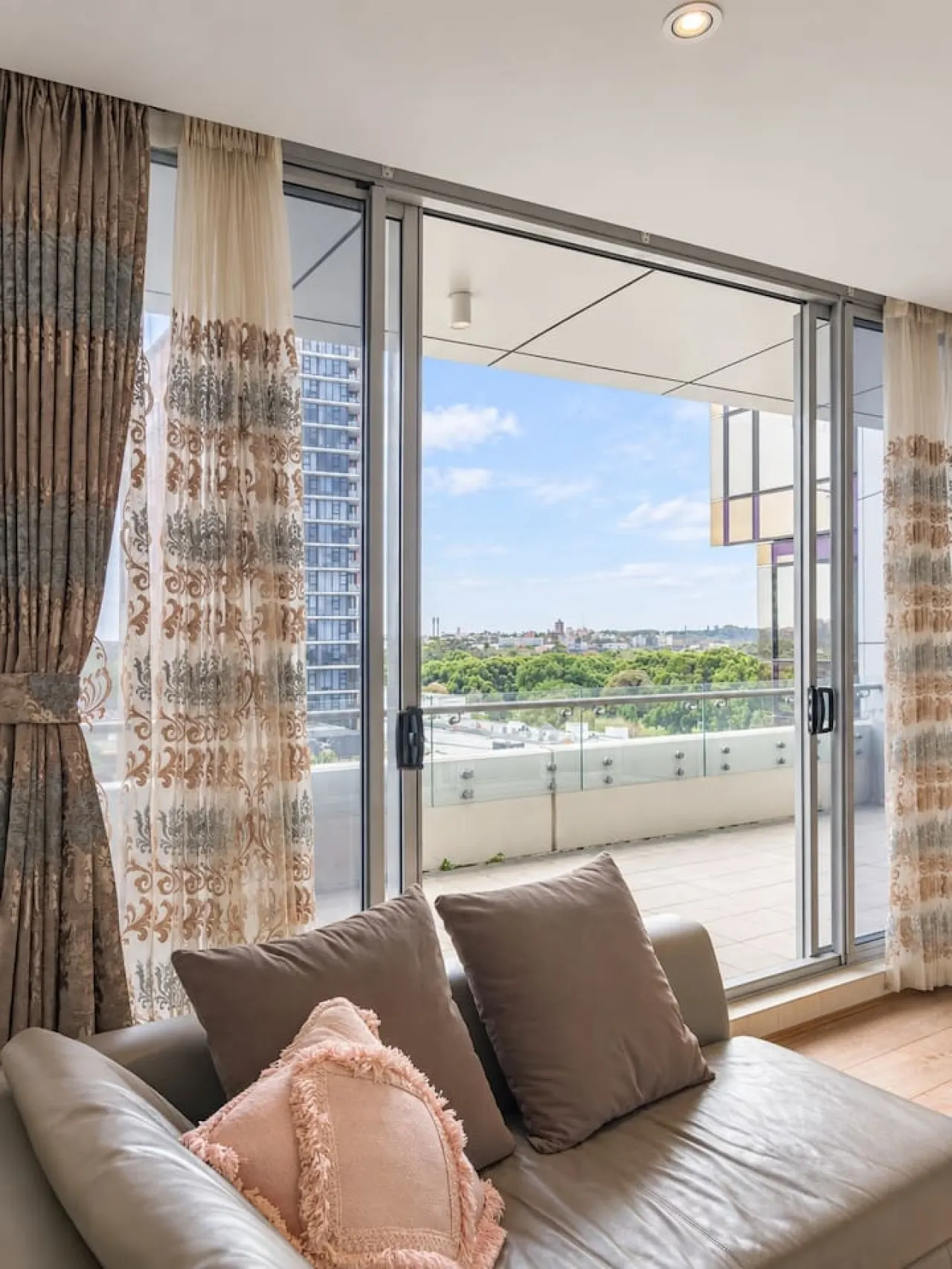 Huge Penthouse City Park View Shopping 2 Cars 18