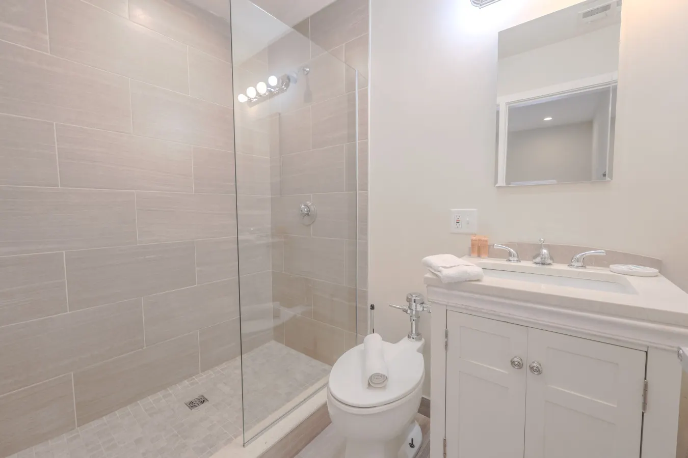 Luxury at a Discount!! 2br/2ba 200mbps Internet 11