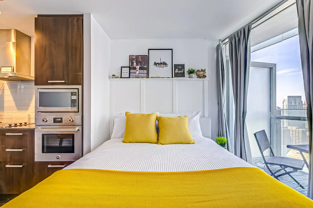 The Peak at Toronto by Instant Suites 9
