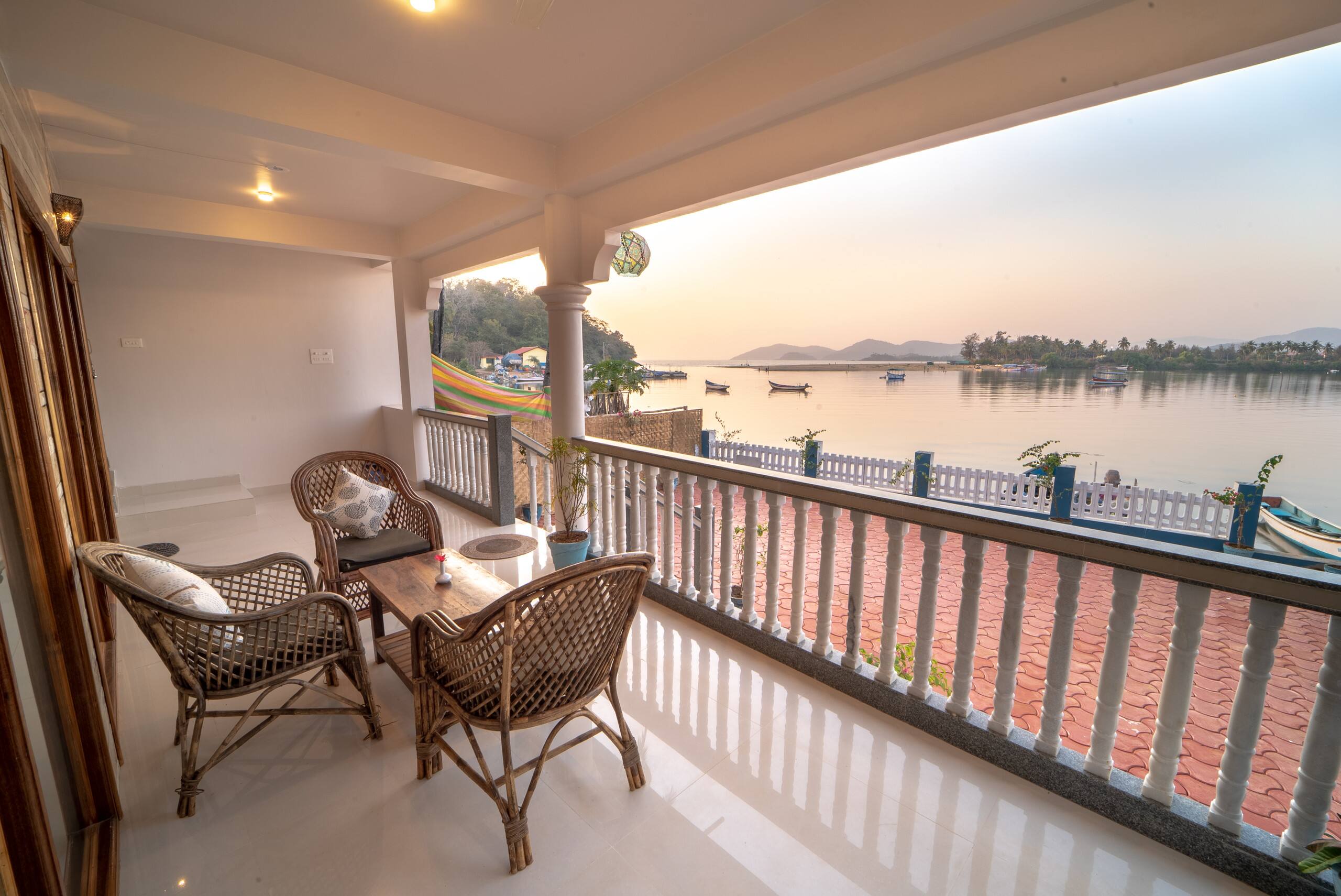 Neena Riverhouse, Talpona