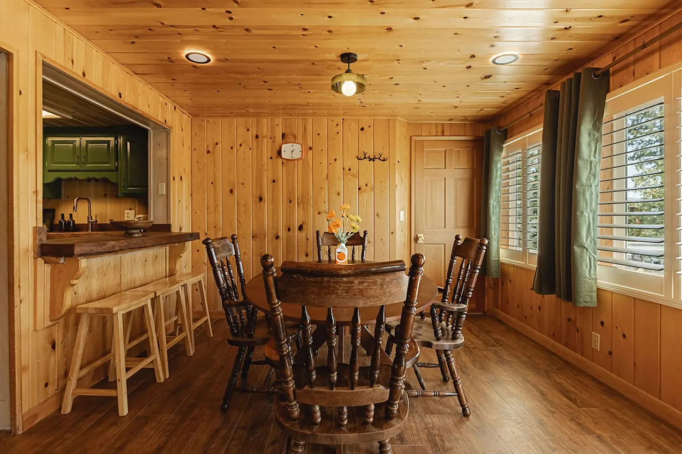 Lakeside Lodge - Deck Views, Golf, Basketball, Spa 10