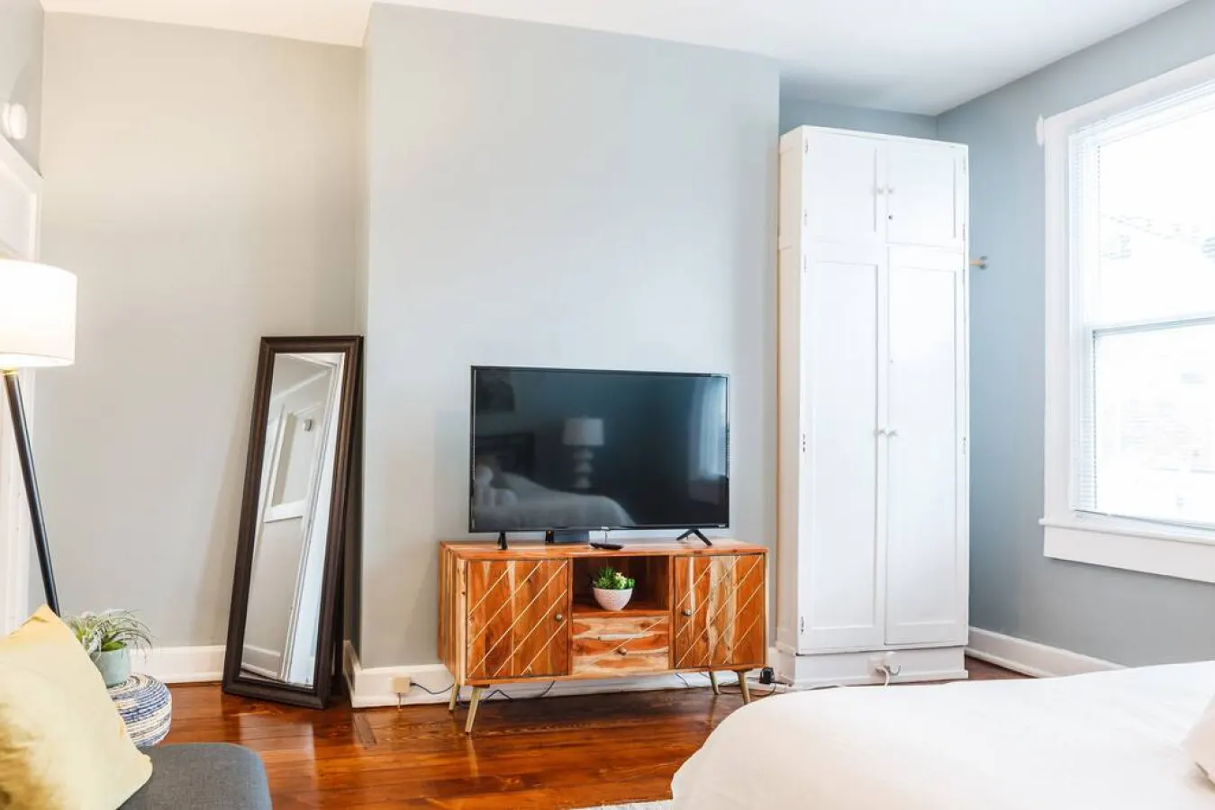 Stylish Flat in Walkable Downtown w/ Parking 11