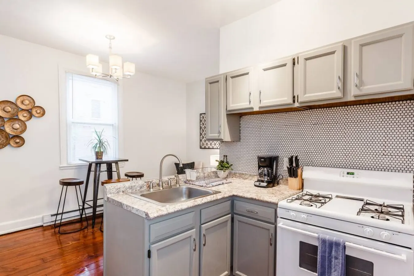 Stylish Flat in Walkable Downtown w/ Parking 16