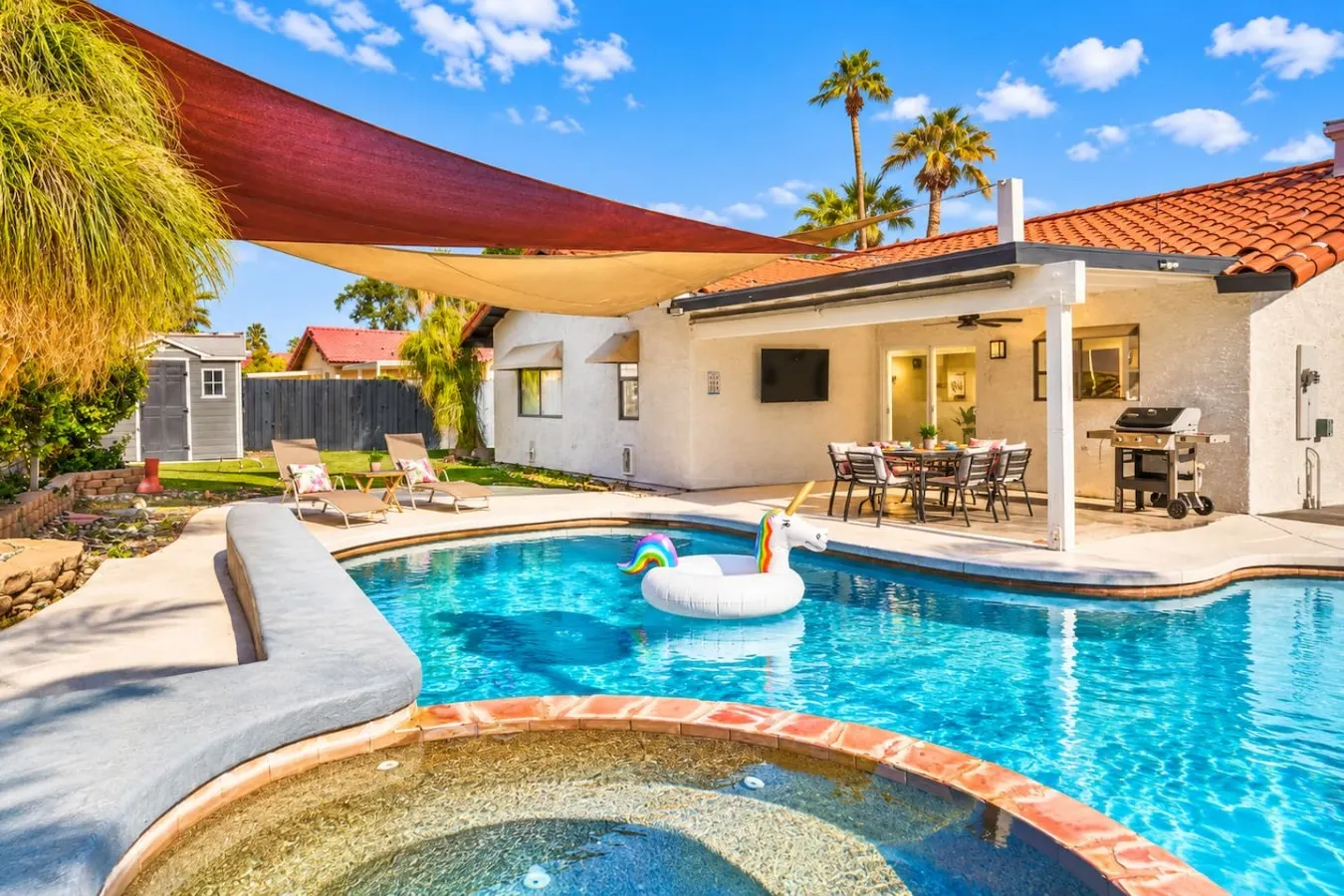 Desert Gem: Heated Pool & Spa, Putting Green, BBQ