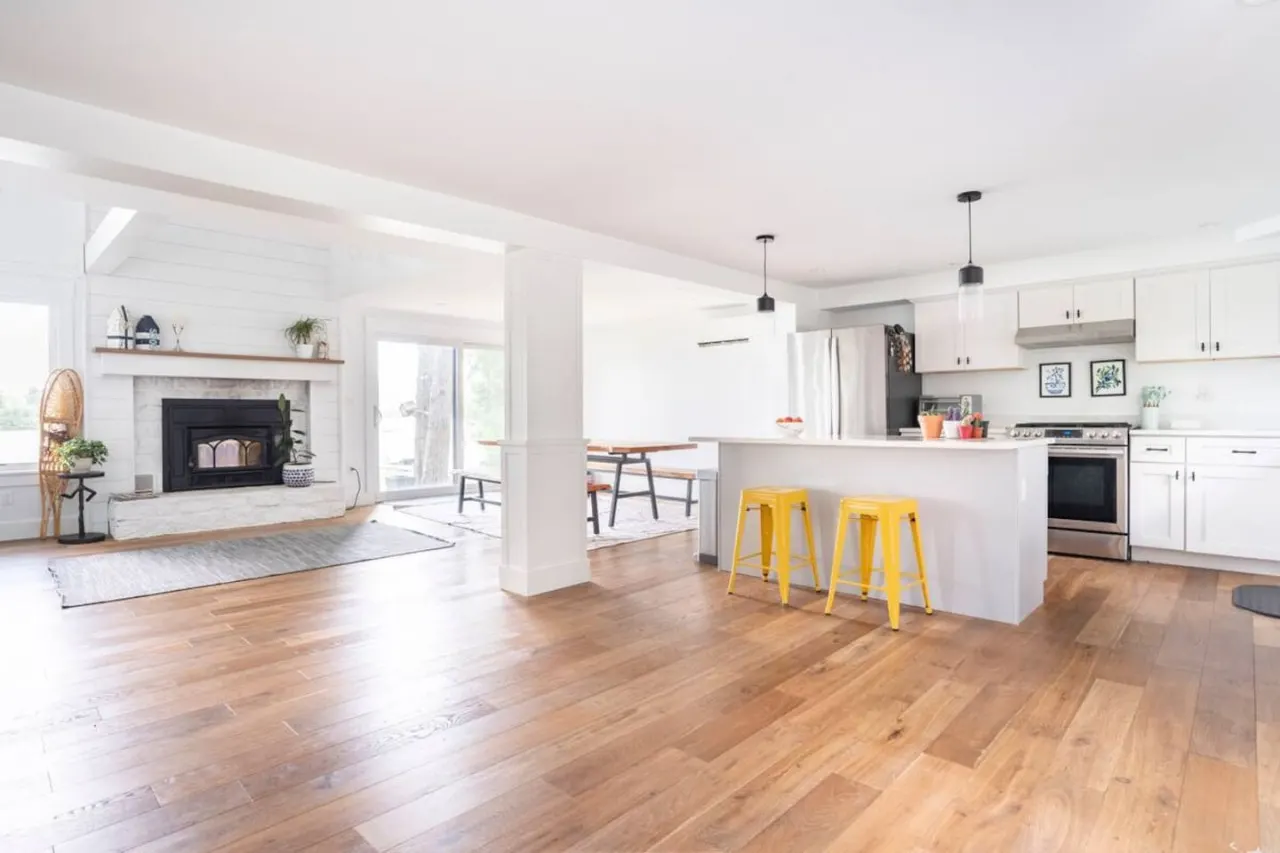 Beachside Breeze- Modern beachfront home w. dock, beach, and kayaks 10