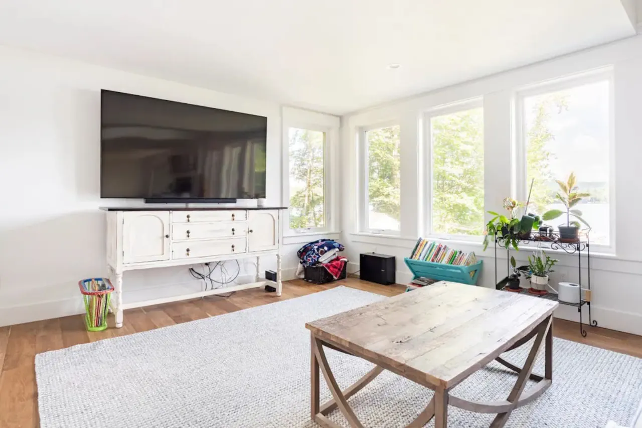 Beachside Breeze- Modern beachfront home w. dock, beach, and kayaks 7