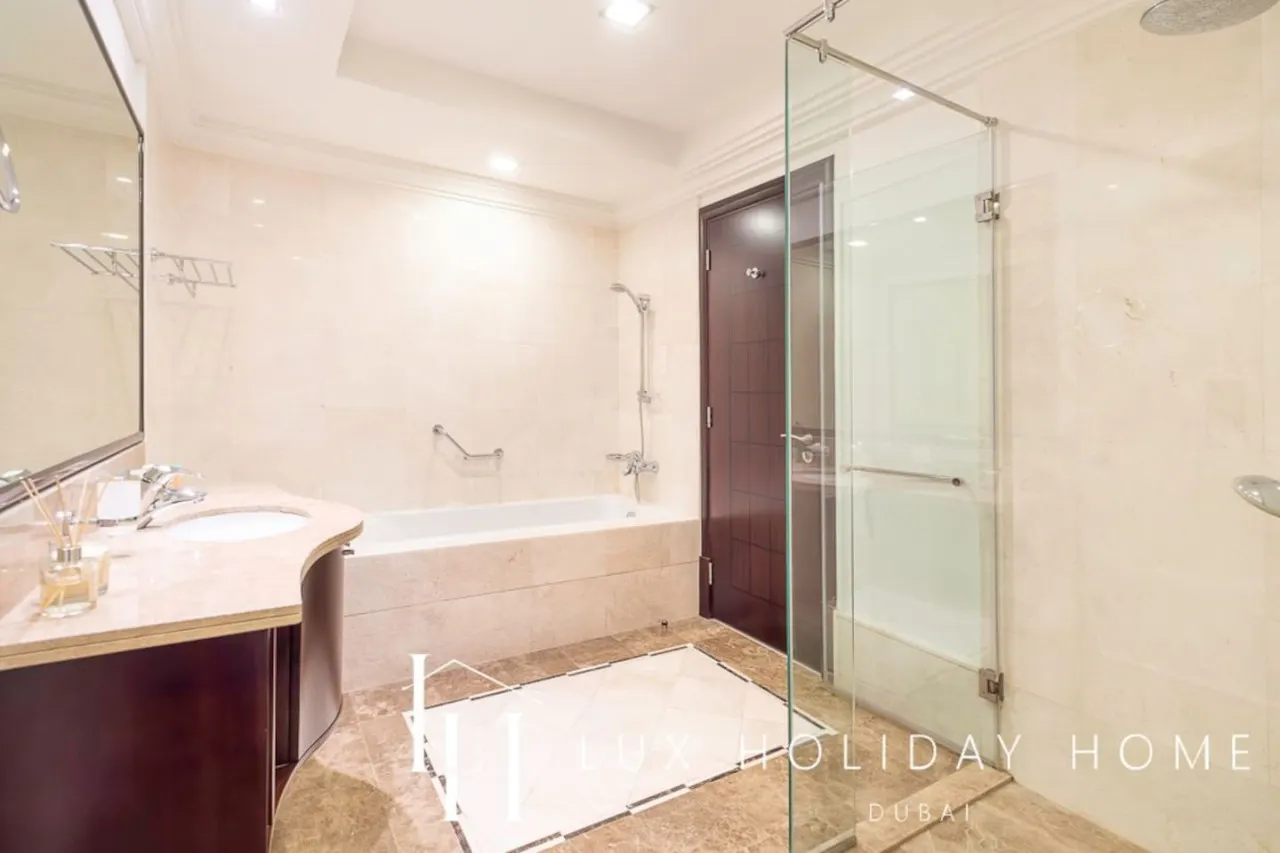 LUX The Grandeur Palm Garden View Suite 16