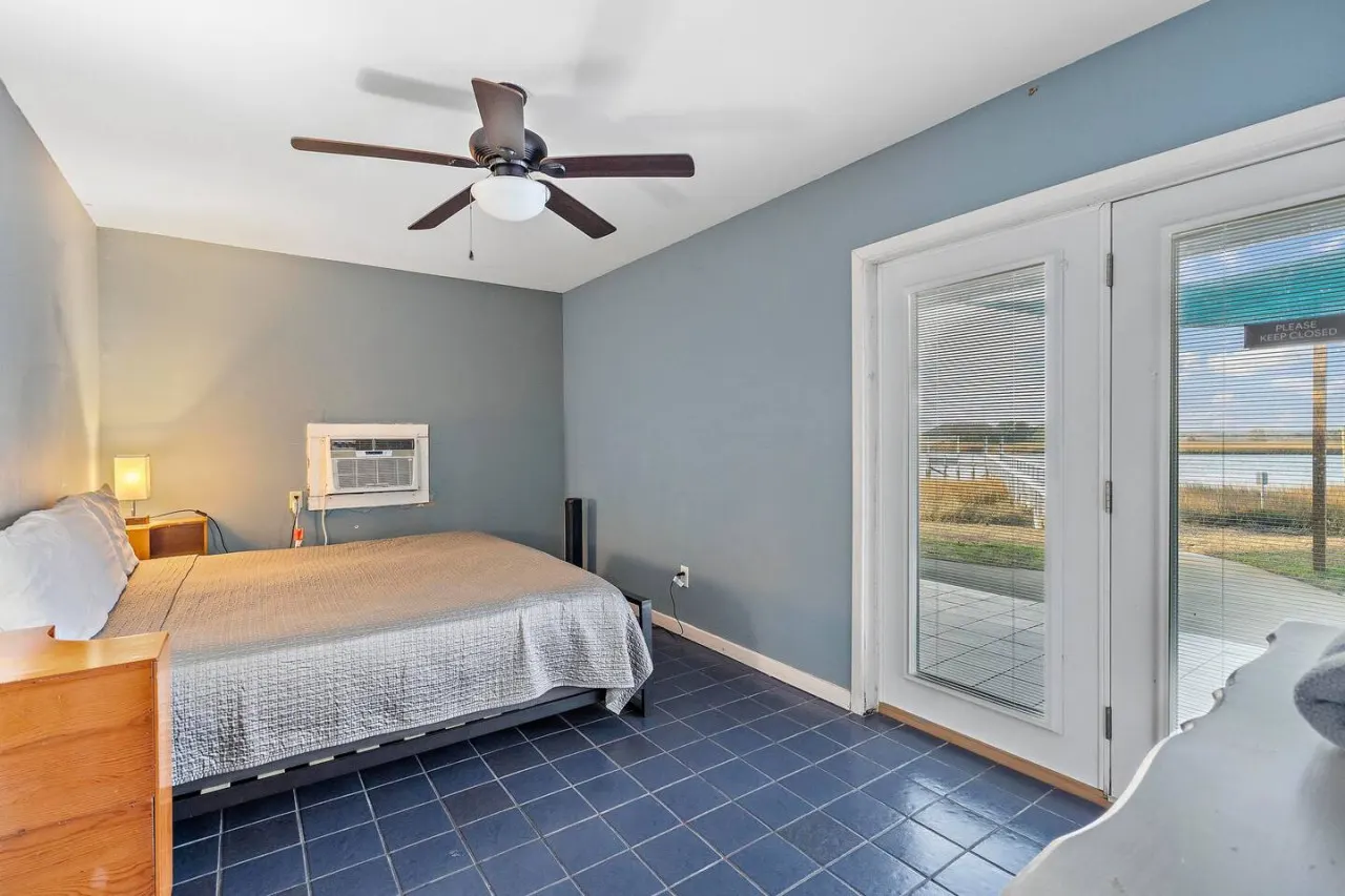 IOP Waterfront w Dock and Pool 18