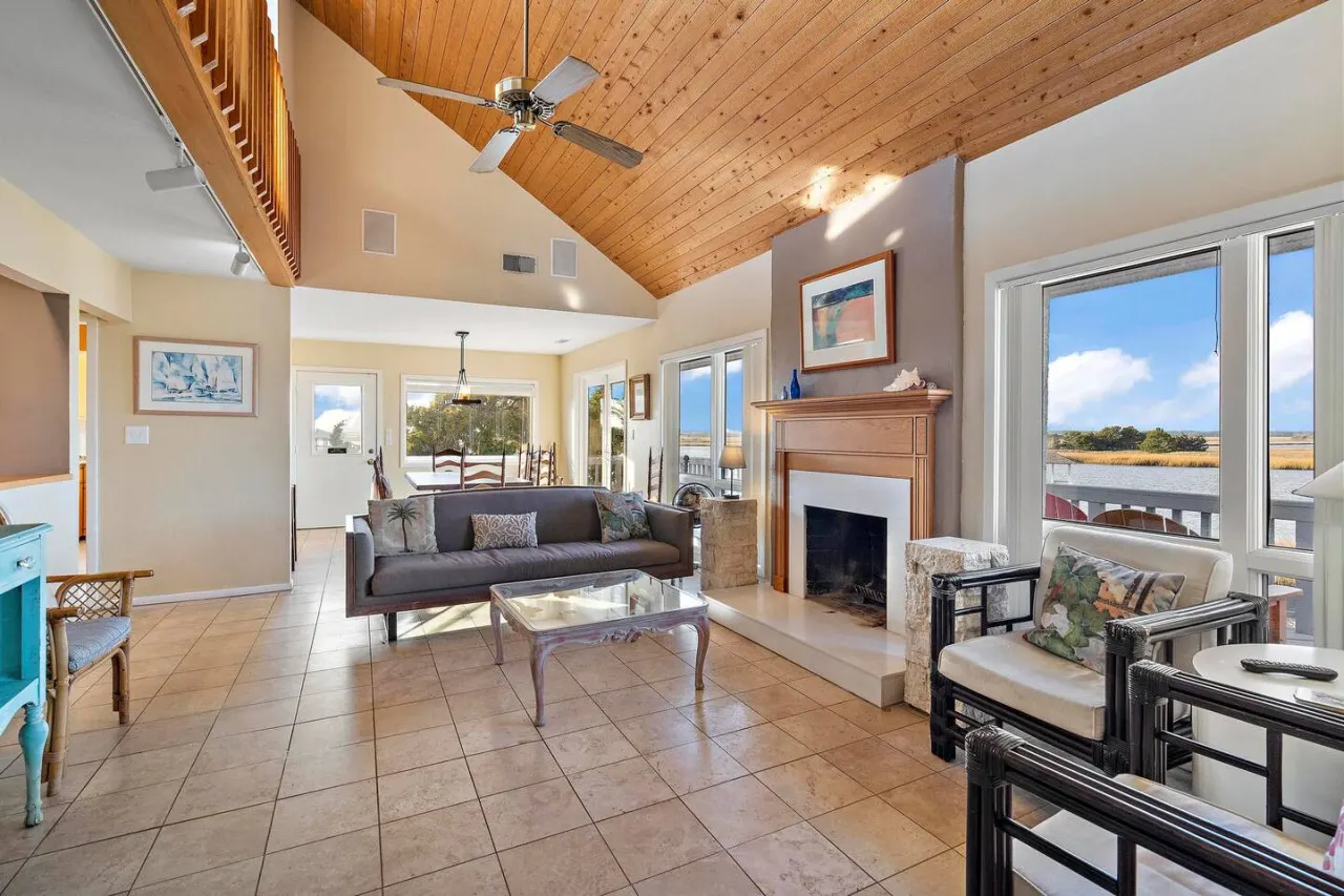 IOP Waterfront w Dock and Pool 8