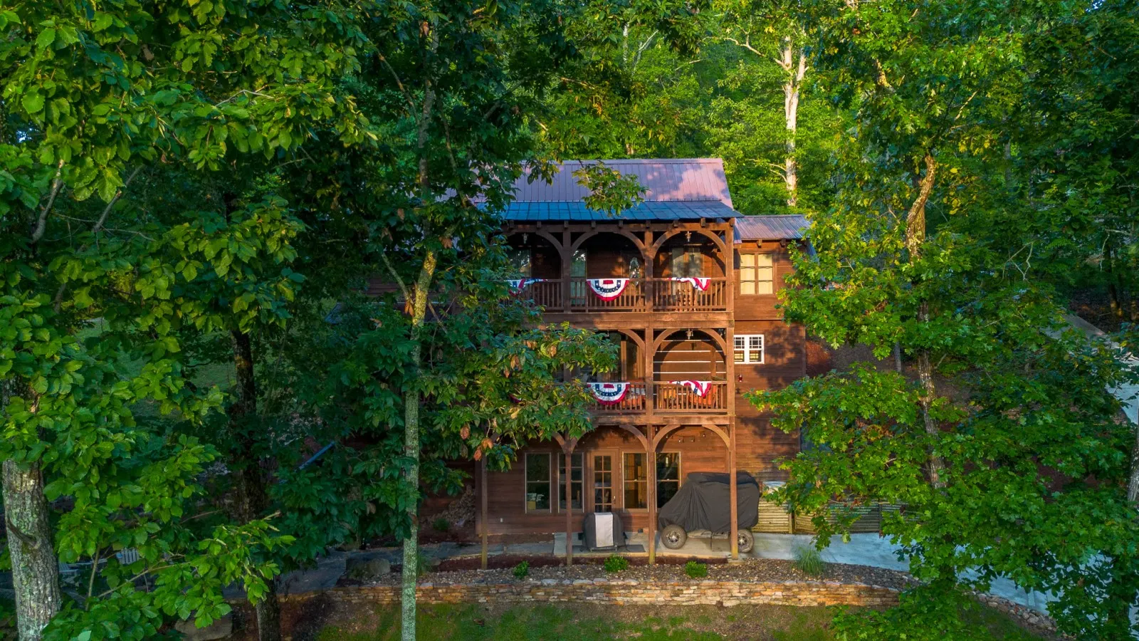 Lakeside Lodge Retreat Luxury Cabin on Watts Bar Lake 2