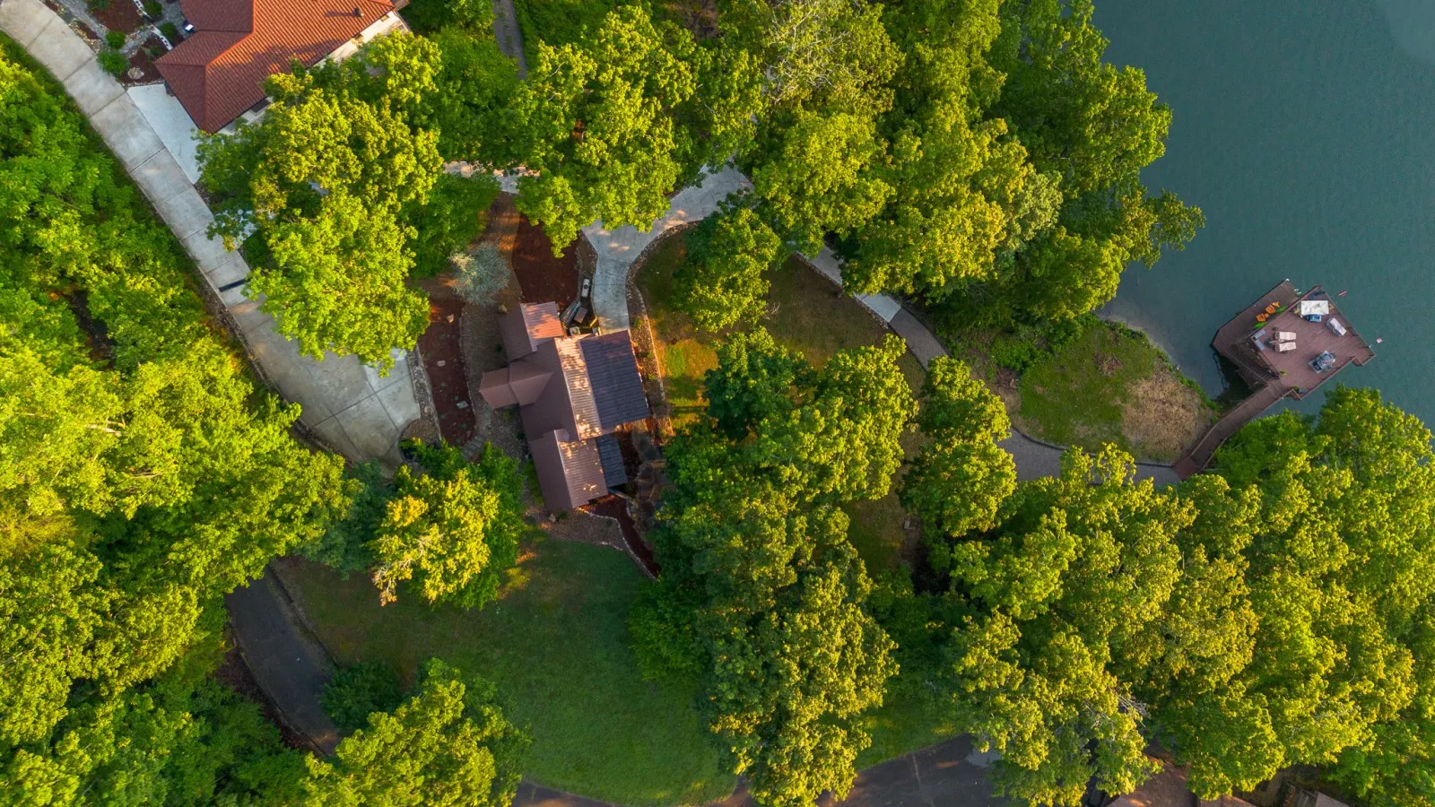 Lakeside Lodge Retreat Luxury Cabin on Watts Bar Lake 6