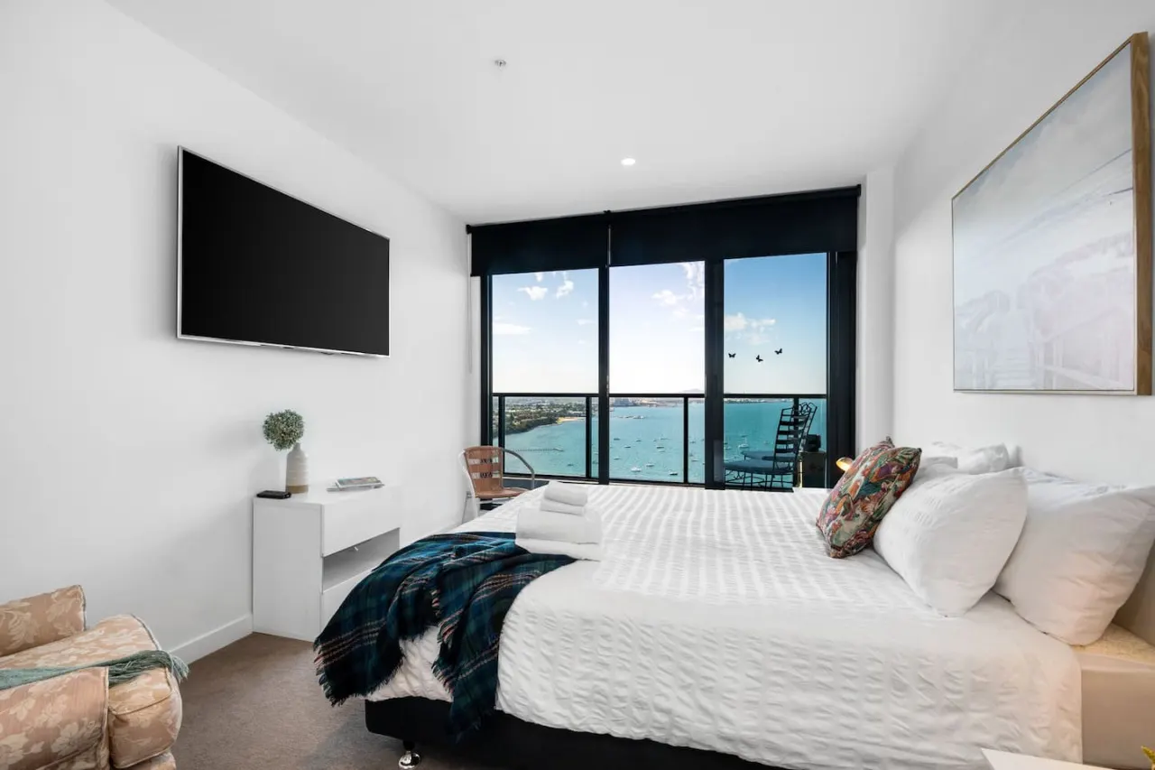 2-BR Penthouse | Geelong CBD w/ Ocean & City Views — photo 4