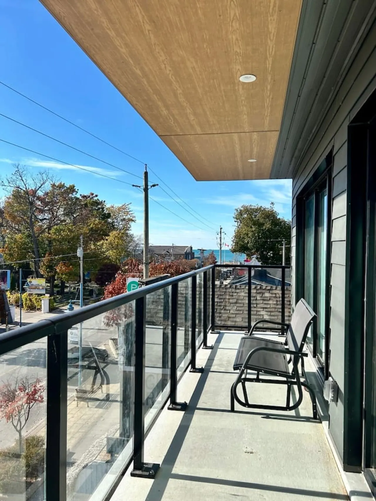 The Lakeshore 302: Luxury Condo Main St Near Beach — photo 3