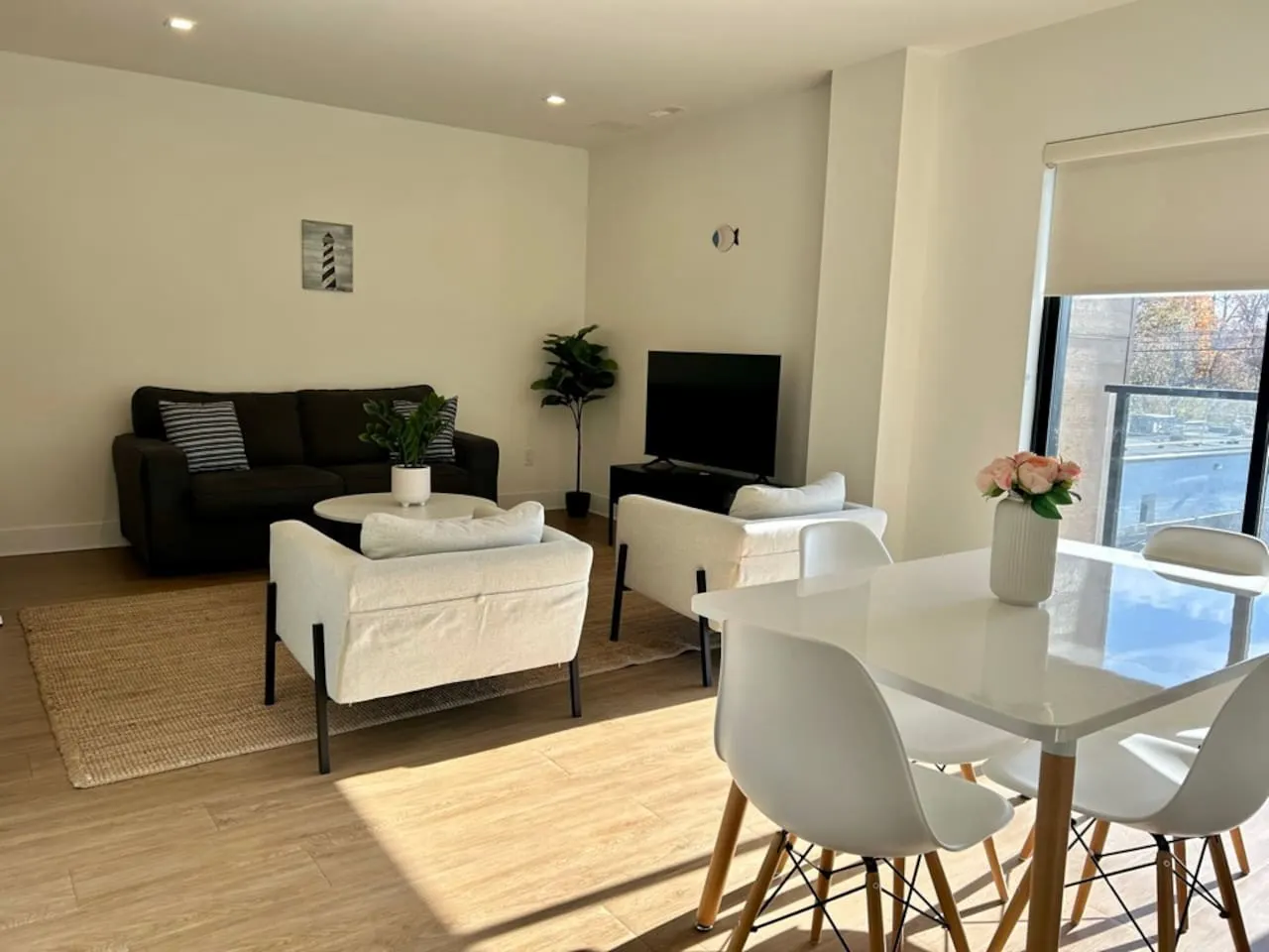 The Lakeshore 302: Luxury Condo Main St Near Beach — photo 5