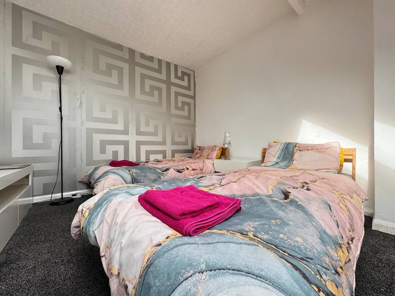 4 bedroom Home Free Parking Work and Weekends 10