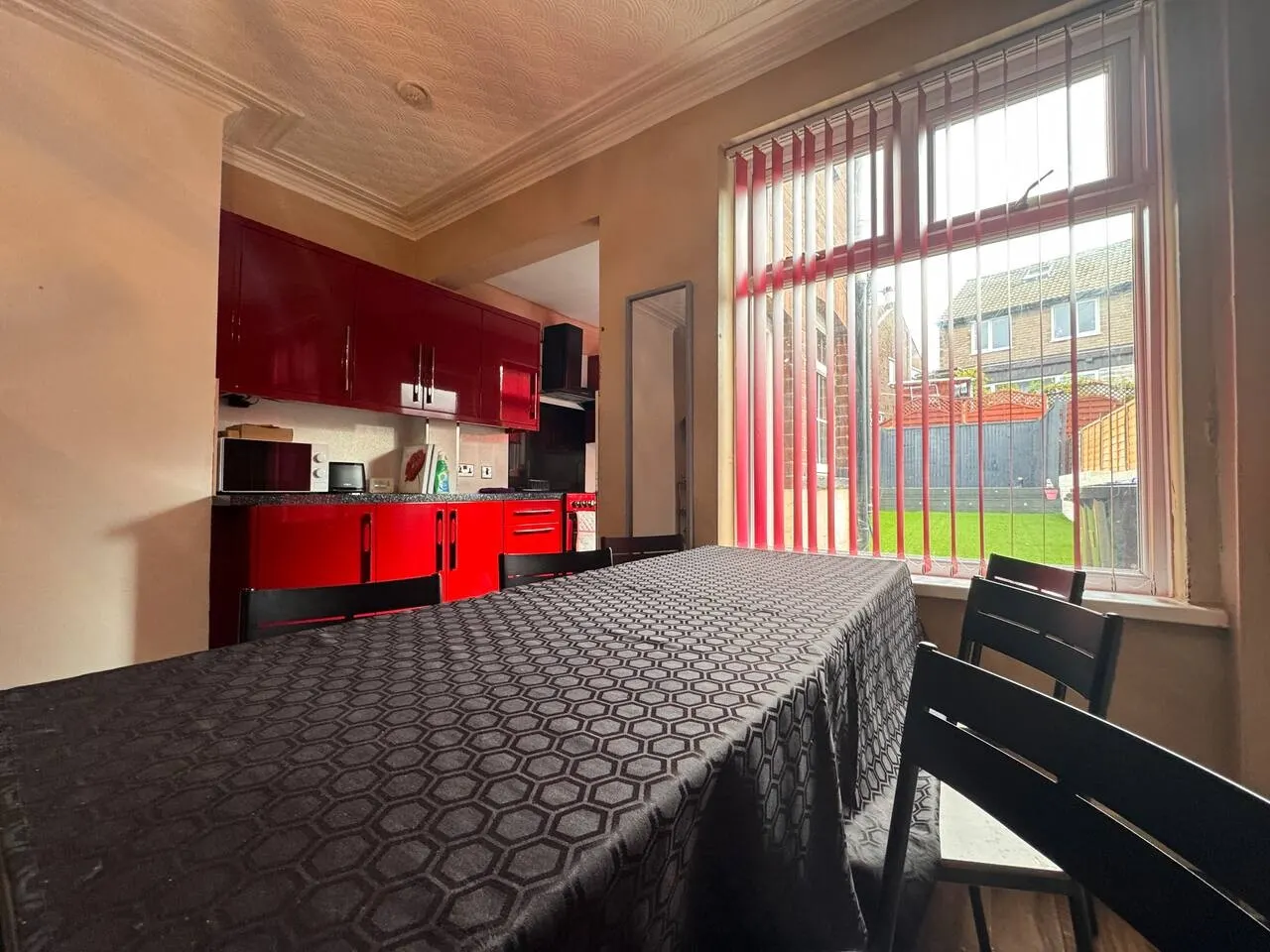 4 bedroom Home Free Parking | Work and Weekends — photo 3