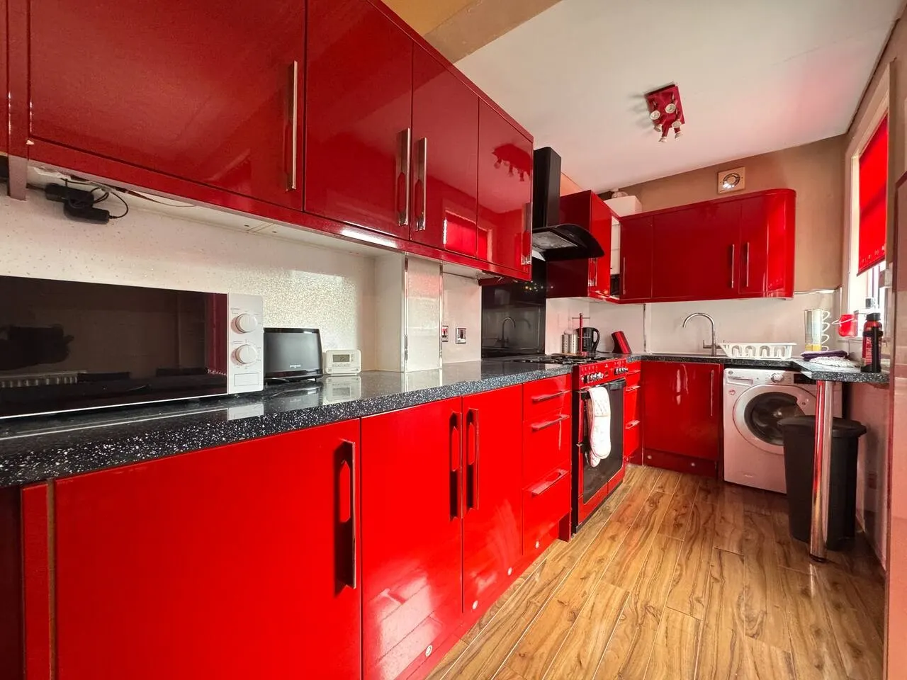 4 bedroom Home Free Parking | Work and Weekends — photo 4