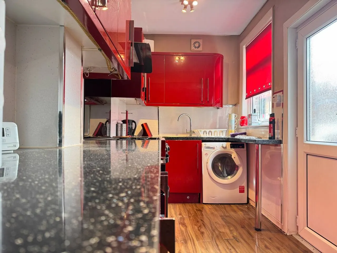 4 bedroom Home Free Parking Work and Weekends 6