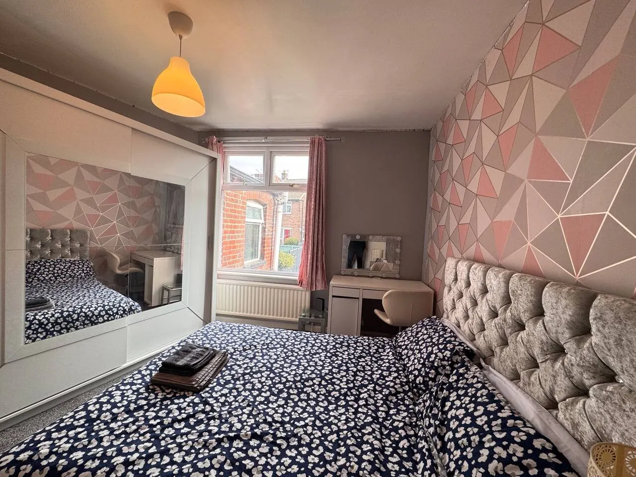 4 bedroom Home Free Parking Work and Weekends 7