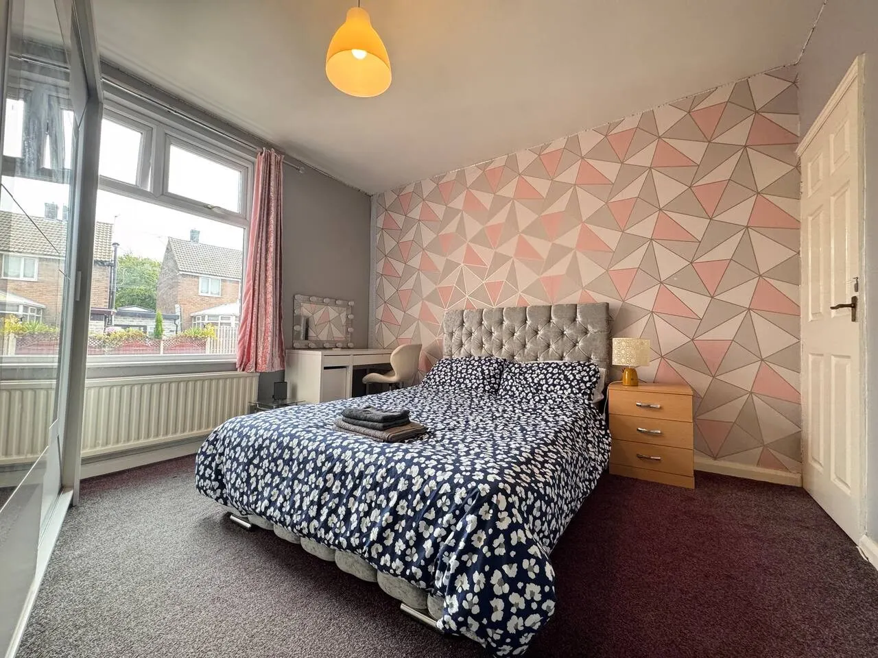 4 bedroom Home Free Parking Work and Weekends 8