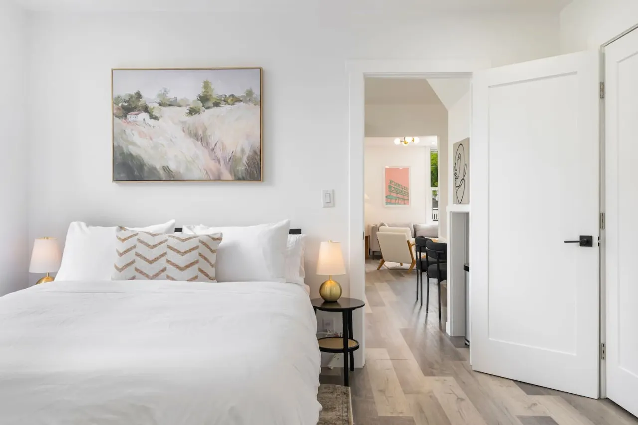 Modern 1BD Apt–Perfect Location! 2
