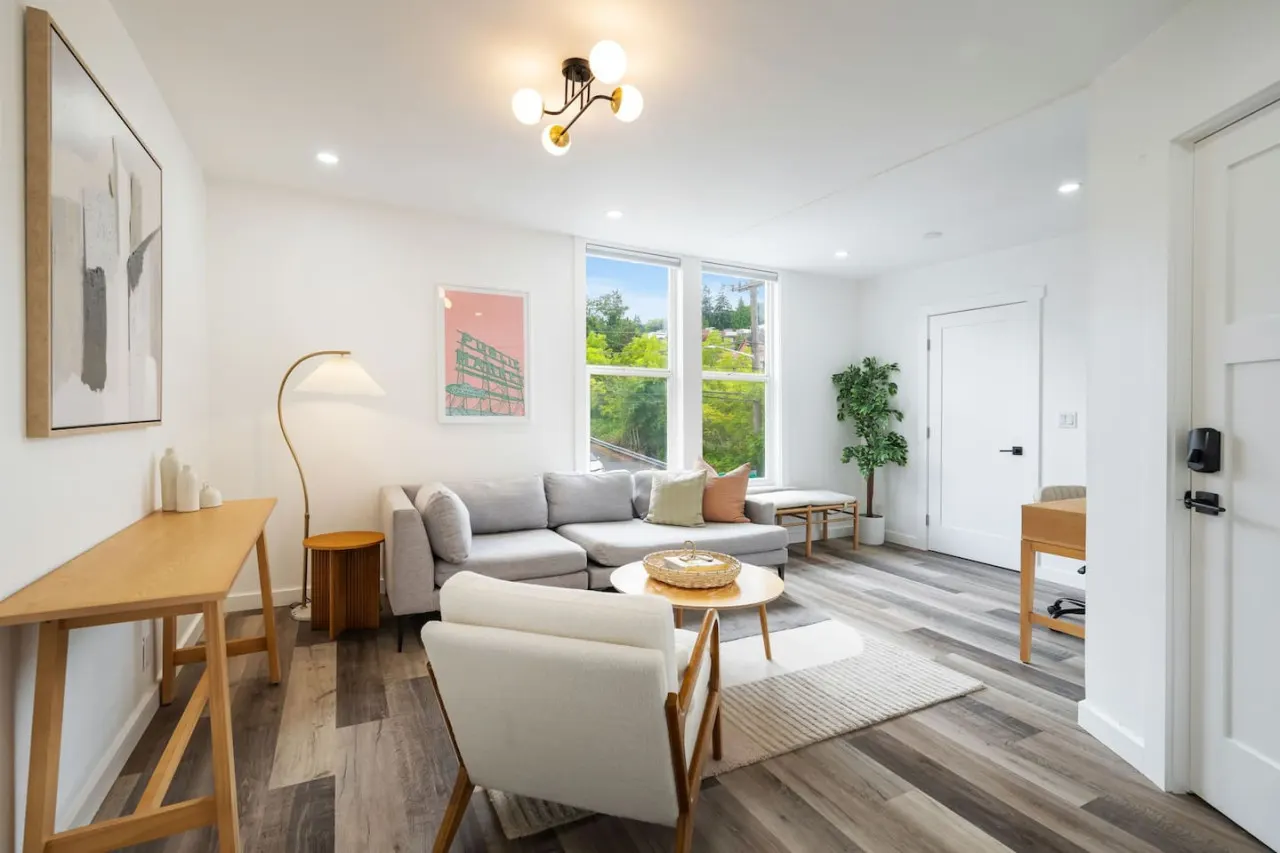 Modern 1BD Apt–Perfect Location! 9