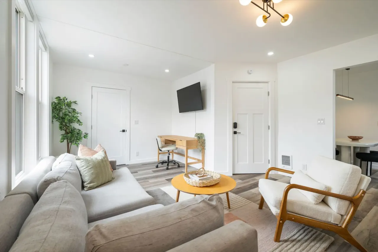 Modern 1BD Apt–Perfect Location! 10