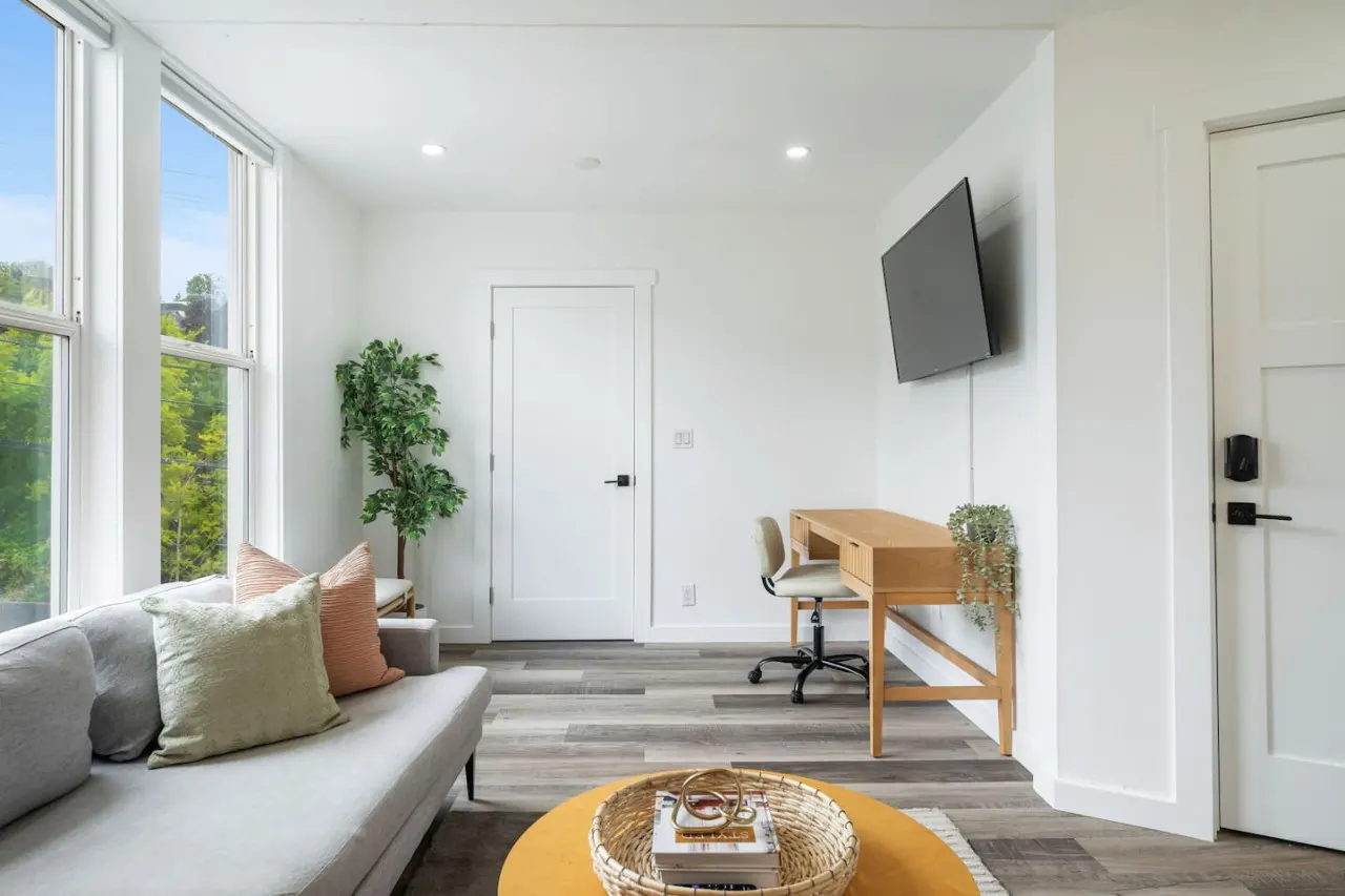 Modern 1BD Apt–Perfect Location! 11