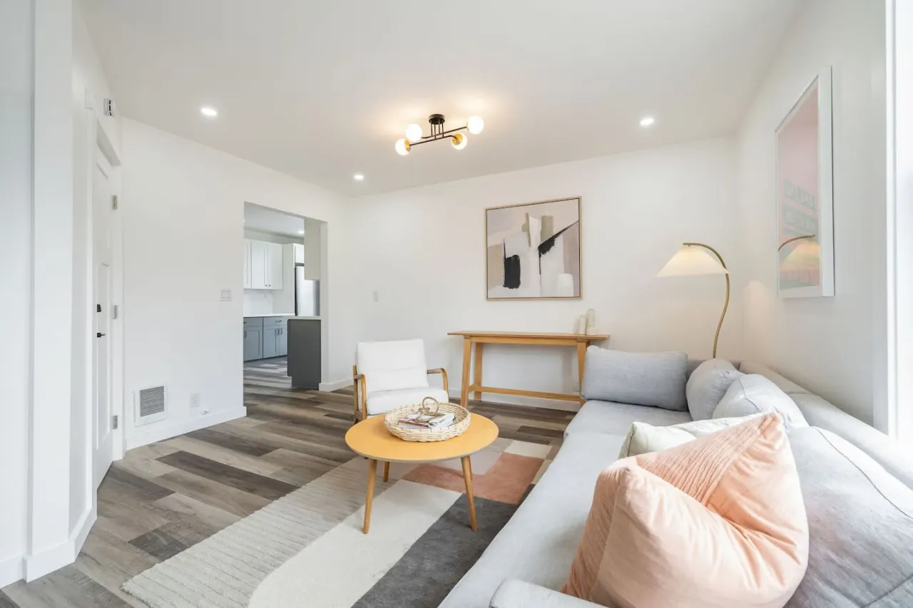Modern 1BD Apt–Perfect Location! 12