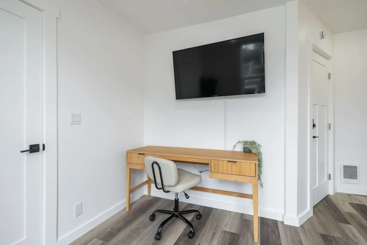 Modern 1BD Apt–Perfect Location! 14