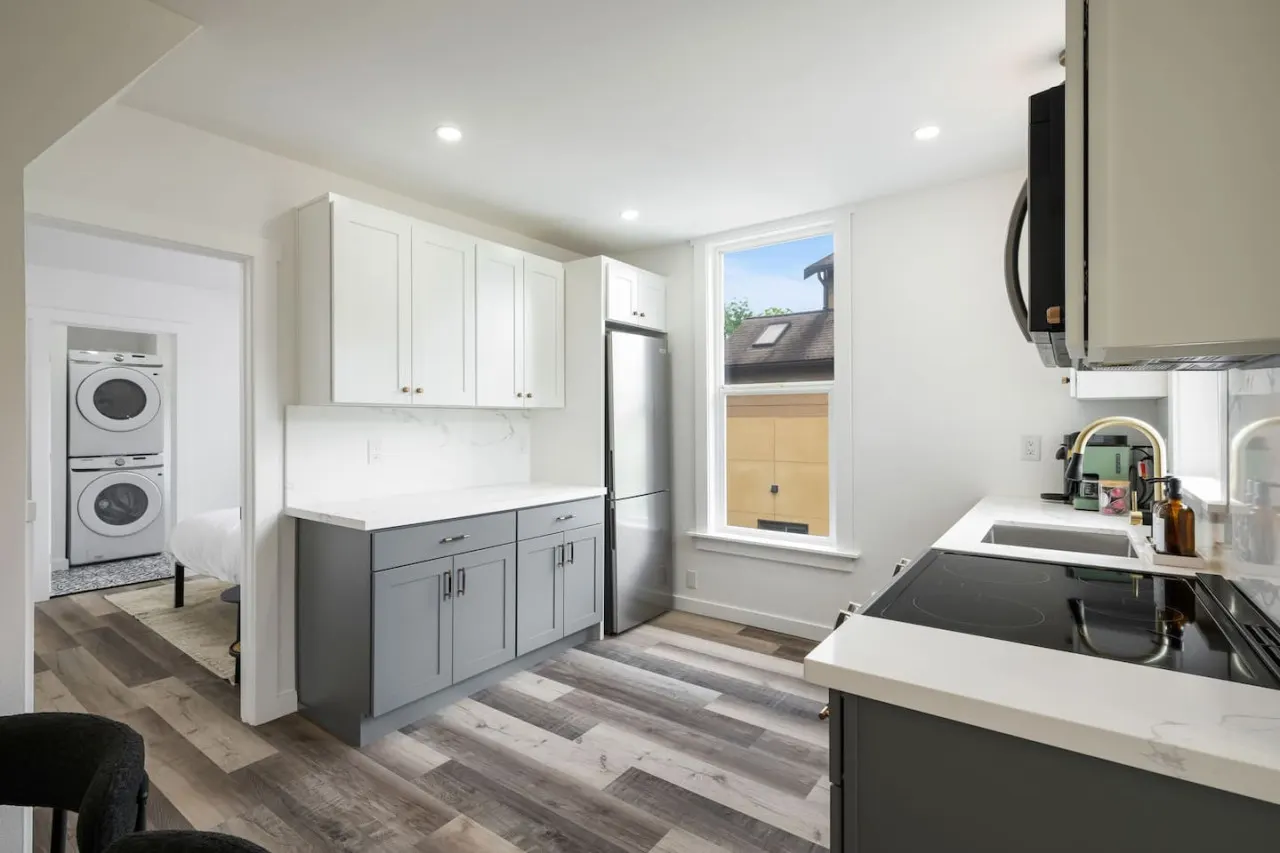 Modern 1BD Apt–Perfect Location! 15