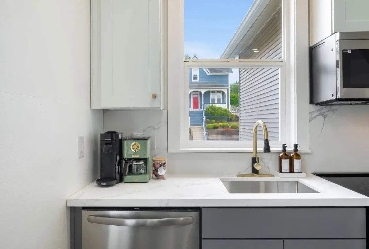 Modern 1BD Apt–Perfect Location! 17