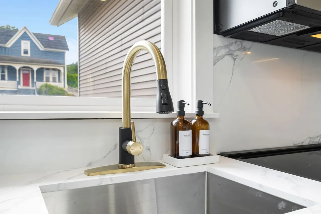 Modern 1BD Apt–Perfect Location! 18
