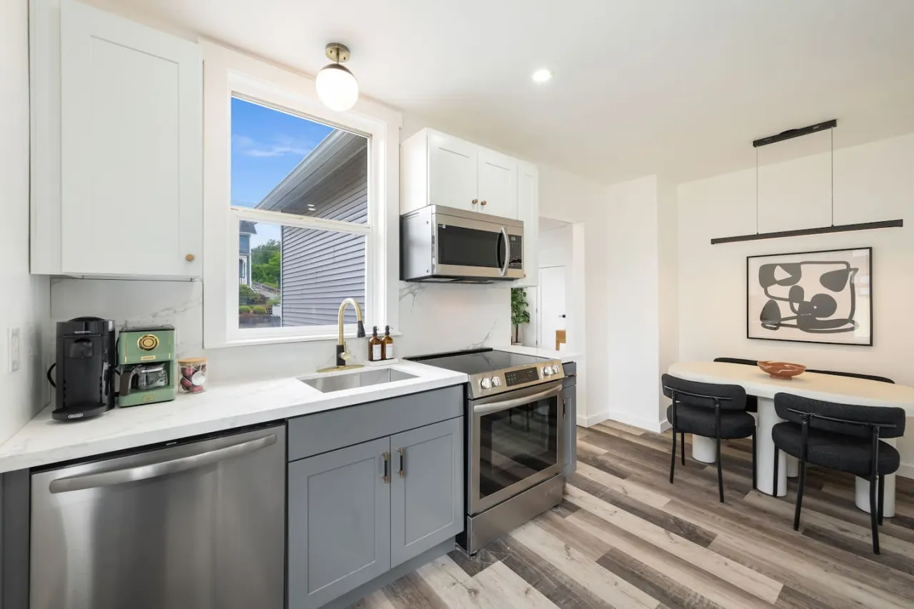 Modern 1BD Apt–Perfect Location! 20